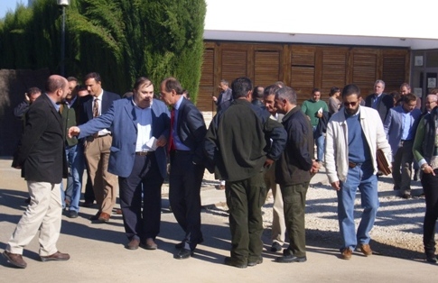 Asistentes a la presentaci�n tras el acto